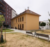 Zrekonstruovaná budova s dvorem a lavičkami na Tovární ulici v Košicích, městská část Staré Město.