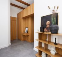 Interiér 3-pokojového bytu s dřevěným dekorem a elegantními doplňky.