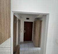 Vstupní chodba se skříněmi a dlažbou v 3-pokojovém bytě.