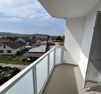 Výhled z balkonu v 3-pokojovém bytě na Okružní ulici v Dubnici nad Váhom.