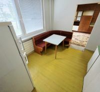 Kuchyně v 3-pokojovém bytě s rohovou lavicí a stolem.
