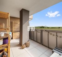Balkon v 4-pokojovém bytě v Nitře s výhledem na okolní krajinu.