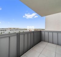 Balkon 4pokojového bytu v Nitře s výhledem na moderní zástavbu.