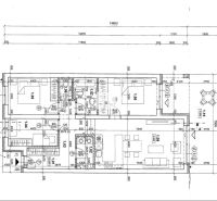 Půdorys rodinného domu zobrazuje dispozici pokojů, včetně kuchyně a obývacího pokoje.