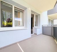 Balkon 2-pokojového bytu na Halalovce v Trenčíně s výhledem na okolní paneláky.