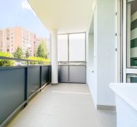 Balkon v 2-pokojovém bytě na Halalovce v Trenčíně, s výhledem na bytové domy.
