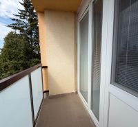 Balkon 3-pokojového bytu na Vážské ulici v Piešťanech s výhledem na zeleň.