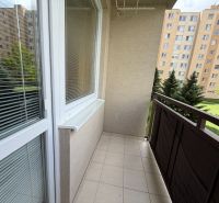 Balkon 3pokojového bytu na ulici Adama Trajana v Piešťanech s výhledem na zeleň.