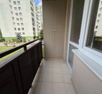 Balkon 3-pokojového bytu na ulici Adama Trajana v Piešťanech s výhledem na okolí.