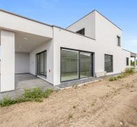 Rodinný dům na Sokolej-Kolibrikově ulici v Chorvatském Grobu s prostornou terasou.