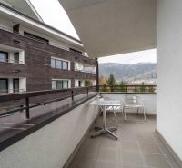 Balkon rekreačního apartmánu na Donovalech s výhledem na okolní hory.