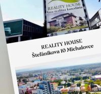 Budova s reklamou realitní kanceláře na ulici Štefánikova 10, Michalovce.