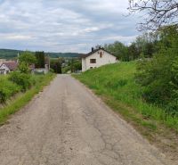 Pozemky - bydlení na Hlavní ulici v Tovarnianské Poliance, obklopené zelení a venkovským prostředím.