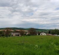 Pozemek na bydlení v Tovarnianske Polianke na Hlavní ulici s výhledem na krajinu.
