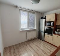 Kuchyně v 3-pokojovém bytě s oknem a podlahou s dřevěným dekorem.