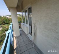 Balkon 2-pokojového bytu s modrým zábradlím a výhledem na zeleň v Bratislavě.