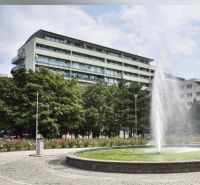 Fontána na Račianském náměstí v Bratislavě - Novém Městě s bytovkou v pozadí.