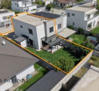 Rodinný dům v Hrubé Borši s terasou a travnatou zahradou, oddělený oranžovým výřezem.