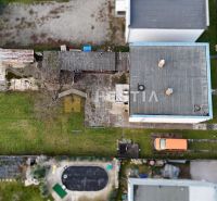 Zahrada a budovy u rodinného domu v Senici, pohled shora na objekt a parkování.