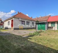 Rodinný dům v Borském Mikuláši se zahradou a garáží na travnatém pozemku.