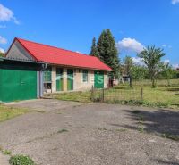 Rodinný dům v Borském Mikuláši s travnatou zahradou a červenou střechou.