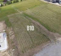 Rovinatý pozemek v Bitarové ideální pro bydlení obklopený přírodou a moderními stavbami.