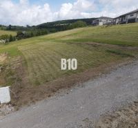 Pozemky - bydlení v Bitarové na svahu s výhledem na venkovskou krajinu a domy.