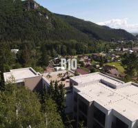 Střecha budovy na ulici M. R. Štefánika v Rajeckých Teplicích, obklopená zelení.