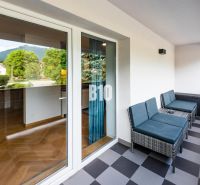 Rekreační apartmán v Terchové s balkonem, kde jsou pohodlné ratanové sedačky a výhled.