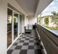Balkon rekreačního apartmánu v Terchové s dlažbou a výhledem na okolí.