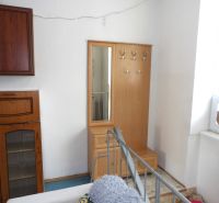 V 2-pokojovém bytě se nachází věšák se zrcadlem a úložnou skříňkou.
