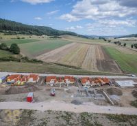 Stavba rodinných domů v Popradu zasazená do zeleného venkovského prostředí.