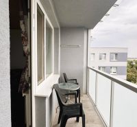Balkon s plastovým nábytkem u 4pokojového bytu.