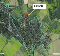 Mapa Raslavic s vyznačeným pozemkem určeným k bydlení.