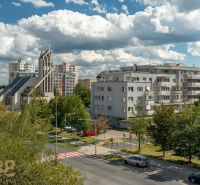 Pohled na ulici Ludvíka Svobody v Popradu se sakrální stavbou a bytovkami.