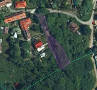 Letecký pohled na parcely a zahrady v Kolačné s označenými budovami.