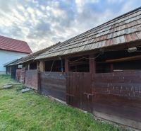 Rodinný dům na ulici Prieloh v Dolní Strehové má dřevěnou přístavbu a travnatý dvůr.