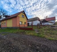 Rodinný dům na ulici Prieloh v Dolní Strehové s přilehlými stavbami.