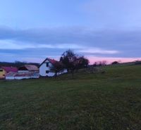 Rodinný dům na Prielohu v Dolní Strehové obklopený přírodou při soumraku.
