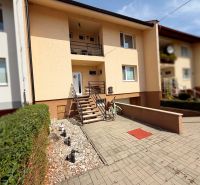 Rodinný dům na ulici Vajka nad Žitavou v Lúčnici nad Žitavou s předzahrádkou a kolem.