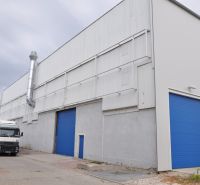 Výrobní prostory na Průmyslové v Galantě s kamionem před modrými branami.