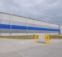 Výrobní prostory na Průmyslové ulici v Galantě s modro-šedým designem a nákladním autem.
