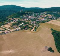 Letecký pohled na Podhradí s rodinnými domy a přírodou. Pozemky - bydlení.