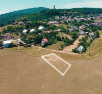 Malebná krajina Podhradí, pozemky na bydlení zasazené do zelených kopců.