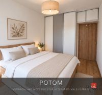 Interiér 3-pokojového bytu s podlahou s dřevěným dekorem a dveřmi.