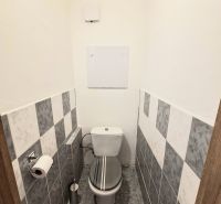 Zasklená lodžie s podlahou s dřevěným dekorem ve 3-pokojovém bytě.