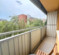 Balkon 1-pokojového bytu na Sekurisově ulici v Bratislavě - Dúbravka s výhledem na zeleň.