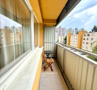 Balkon s posezením na Sekurisově ulici v 1-pokojovém bytě v Bratislavě - Dúbravce.