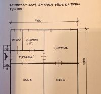 Schématické uspořádání rodinného domu s pokojem, kuchyní, koupelnou a komorou.