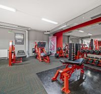 Fitness centrum s posilovacími stroji a vybavením, Obchodní prostory.